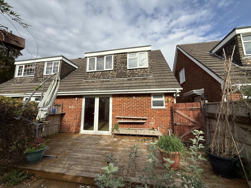 Lot: 73 - THREE-BEDROOM SEMI-DETACHED HOUSE WITH GARAGE IN NEED OF IMPROVEMENT - Rear elevation